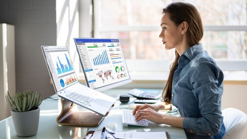 Financial,Business,Analytics,Data,Dashboard.,Analyst,Woman