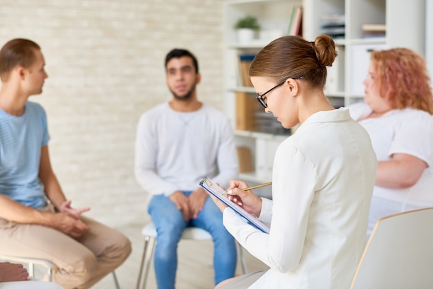 young-female-psychologist-leading-therapy-session_236854-149